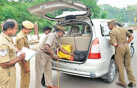 சுதந்திர தினத்தை முன்னிட்டு தமிழகம் முழுவதும் தீவிர வாகன சோதனை முக்கிய இடங்களில் துப்பாக்கி போலீஸ் பாதுகாப்பு