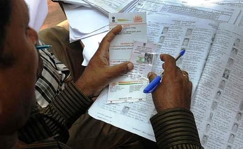 ஆதார் - வாக்காளர் அட்டை இணைப்பு பணி தற்காலிக நிறுத்தம்