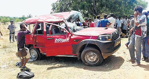 ஓசூர் அருகே விபத்து: கார் கவிழ்ந்து 2 பெண் பொறியாளர்கள் பலி - 11 பேர் படுகாயம்