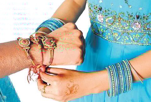 ரக்ஷா பந்தன்: கீழ்ப்படிதலின் சின்னமா?