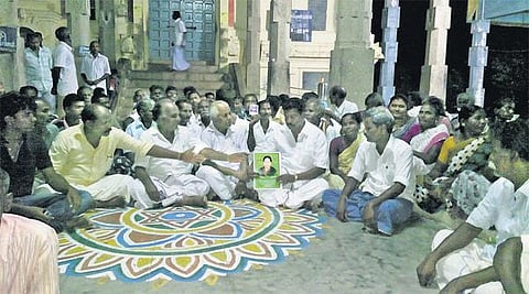 ஜெ. பேரவை நிர்வாகி நீக்கத்தை கண்டித்து அமைச்சர் ஜெயபாலுக்கு எதிராக போயஸ் கார்டனுக்கு நடைபயணம்: சீர்காழி அதிமுகவினர் முடிவு