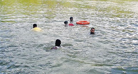 காவிரியில் அடித்துச் செல்லப்பட்ட 4 மாணவர்கள்: தேடும் பணி தீவிரம்