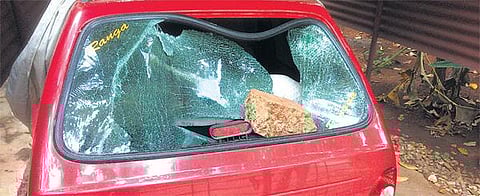 என்எல்சி போராட்டம் தீவிரம்: அதிகாரிகளின் வீடுகள் மீது தாக்குதல் - கார்கள், பேருந்துகள் உடைப்பு: 10க்கும் மேற்பட்டோர் காயம்