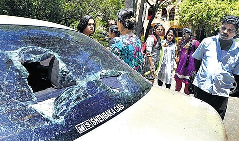 புதுச்சேரி பல்கலைக்கழகத்தில் மீண்டும் பிரச்சினை: பேராசிரியர்கள் அறை, கார் உடைப்பு