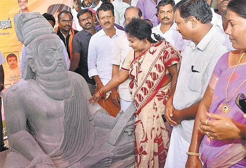 ஹரித்வார் கங்கை கரையில் அமைப்பதற்காக மாமல்லபுரத்தில் தயாராகும் திருவள்ளுவர் சிலை