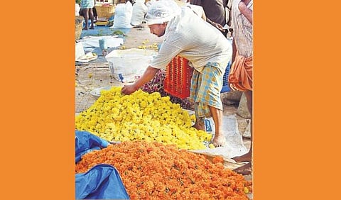 ஓணம் பண்டிகையின் முக்கிய நிகழ்வான அத்தப்பூ கோலமிடுதல் தொடக்கம்: தோவாளை சந்தையில் 30 ஆயிரம் கிலோ பூக்கள் விற்பனை