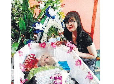 உலக மசாலா: இறந்தவர்களுடன் செல்ஃபி போட்டி!