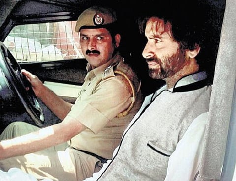 பாகிஸ்தான் தூதர் அழைப்பு விடுத்ததால் வீட்டுக் காவலில் வைக்கப்பட்ட பிரிவினைவாத தலைவர்கள் விடுவிப்பு: காஷ்மீரில் போலீஸார் நடவடிக்கை