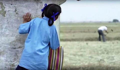 யூடியூப் பகிர்வு: அவள் ஏன் அவரை பின்தொடர்கிறாள்?