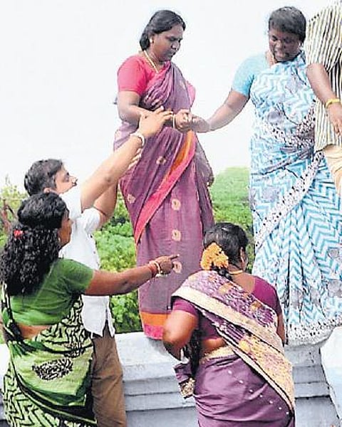 இளங்கோவனுக்கு எதிரான போராட்டத்தில் நெல்லை ஆற்றுப் பாலம் சுவரில் ஏறி பெண் மேயர் தற்கொலை மிரட்டல்