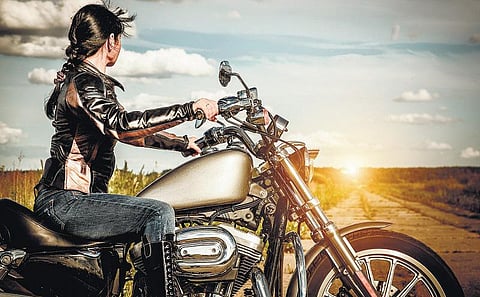 டூ வீலரில் சுற்றும் பாகிஸ்தான் பெண்