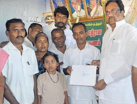 சசிபெருமாள் குடும்பத்தினருக்கு தமிழக காங்கிரஸ் சார்பில் ரூ.5 லட்சம்: ஈவிகேஎஸ் இளங்கோவன் வழங்கினார்