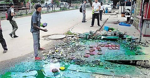 பெங்களூரு சாலையில் திடீர் ‘தாமரை குளம்’: தொடரும் நூதன போராட்டம்