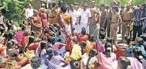 டாஸ்மாக் கடையை அகற்றக்கோரி உளுந்தூர்பேட்டை அருகே பாமக மகளிரணியினர் மறியல்