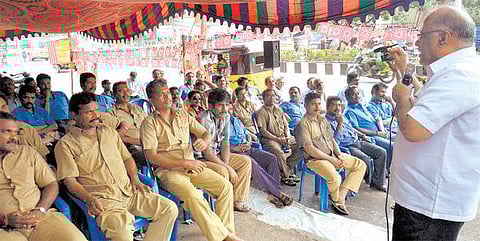 ஊதிய ஒப்பந்தத்தை முழுமையாக அமல்படுத்த கோரி தமிழகம் முழுவதும் அரசு போக்குவரத்து ஊழியர்கள் தர்ணா