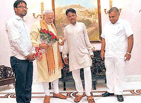 மோடிக்காக 2 ஆண்டுகள் வெறும் காலுடன் நடந்த பாஜக தொண்டர்: பிரதமரை சந்தித்த பின் காலணி அணியத் தொடங்கினார்