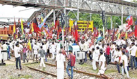 என்எல்சி தொழிலாளர்களுக்கு ஆதரவாக அனைத்துக் கட்சியினர் ரயில் மறியல்