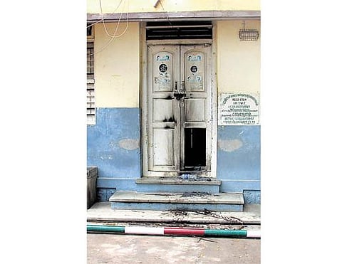 பழநி அருகே காங்கிரஸ் தொழிற்சங்க அலுவலகம் மீது பெட்ரோல் குண்டு வீச்சு