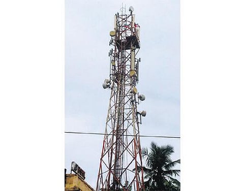 போரூர் அருகே பரபரப்பு: செல்போன் கோபுரத்தில் ஏறி அதிமுக பிரமுகர் போராட்டம்