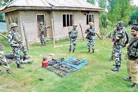 காஷ்மீரில் 3 தீவிரவாதிகள் சுட்டுக் கொலை