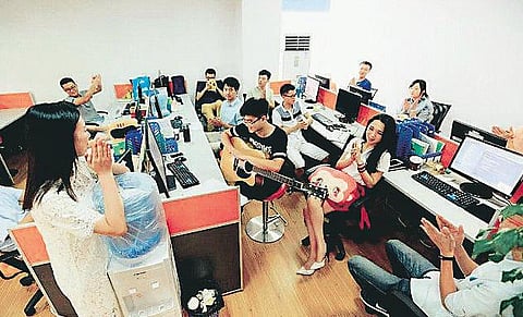 உலக மசாலா: சியர் கேர்ள்ஸ் மாதிரி ஆபிஸில் சியர் லீடர்ஸ்!