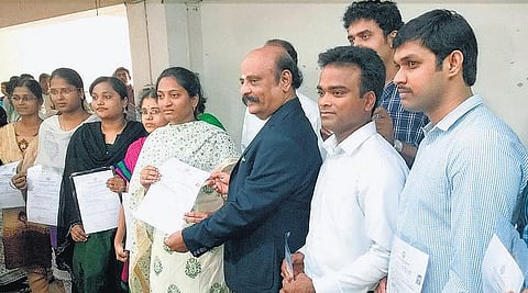 குரூப்-2 தேர்வில் தேர்வானவர்களுக்கு பணி ஒதுக்கீடு: முதல் 10 இடங்களை பிடித்தவர்களில் 8 பேர் இன்ஜினீயர்கள்