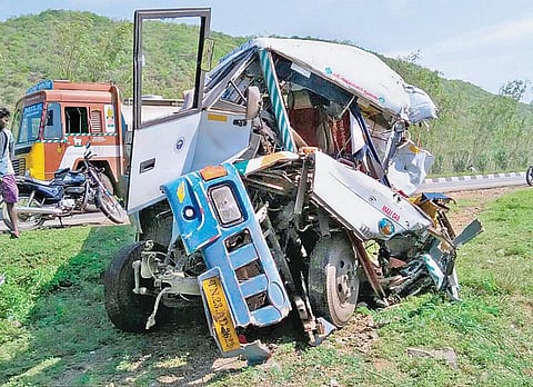 பேருந்து மீது வேன் மோதி பெண்கள் உட்பட 5 பேர் பலி