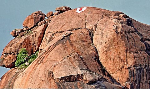 சர்ச்சை: யானை மலையில் நாமம் போட்டது யார்?