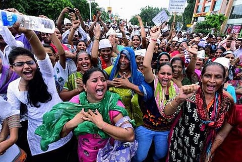 இட ஒதுக்கீடு விவகாரம்: நாடு முழுவதும் விவாதத்தை கிளப்பியுள்ள குஜராத் போராட்டம்- தலைவர்கள் கருத்து