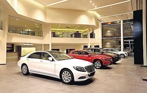 பென்ஸ் கார்களுக்கேற்ற பிரம்மாண்ட விற்பனையகம் டைட்டானியம்