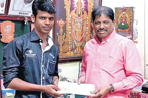 வறுமையால் கூலி வேலைக்குச் சென்ற ஏழை மாணவருக்கு எம்பிபிஎஸ் படிக்க வழிகாட்டிய தி இந்து