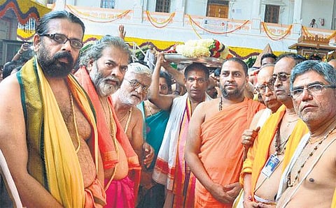 மந்திராலயம் ராகவேந்திரருக்கு பட்டு வஸ்திரம் காணிக்கை: திருப்பதி ஏழுமலையான் கோயில் வழங்கியது