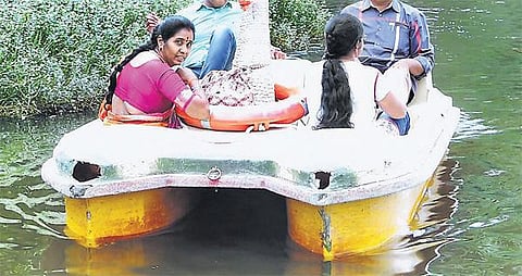 கொடைக்கானல் ஏரியில் ஓட்டை விழுந்த படகுகள் இயக்கம்: நீரில் மூழ்கும் அபாயத்தால் சுற்றுலாப் பயணிகள் அச்சம்