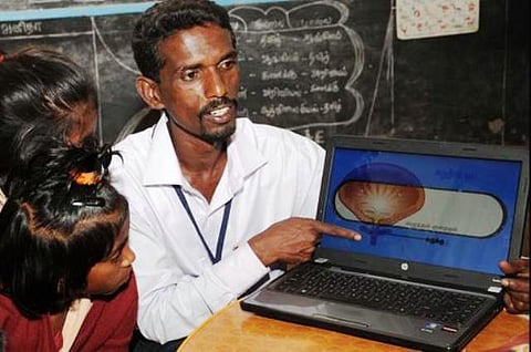 அன்பாசிரியர் 2 - தர்மராஜ்: ஊராட்சிப் பள்ளி ஹை-டெக் ஆசான்!