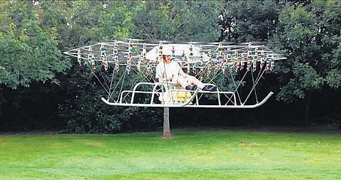 விசிறிகள் மூலம் இளைஞர் உருவாக்கிய ட்ரோன் விமானம்