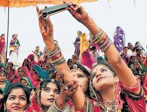 எல்லை தாண்டும் செல்ஃபி மோகம்