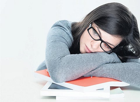 உறவுகள்: துவாரத்தின் வழியே உலகத்தைப் பார்க்காதீர்கள்!