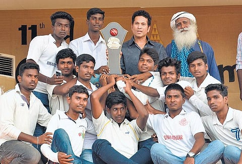 உடல் ஆரோக்கியத்துடன் வாழ விளையாடுங்கள்: கோவையில் சச்சின் அறிவுரை