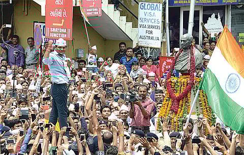 குஜராத்தில் படேல் சமூகத்தினரின் போராட்டம் ஏன்?