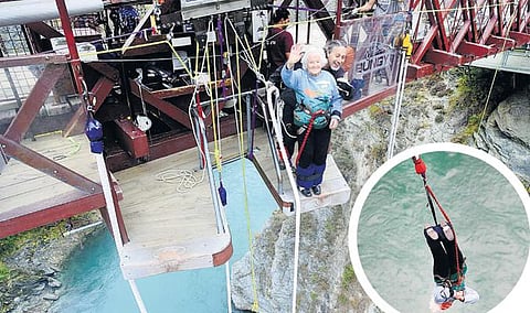 பக்கத்து வீடு: 91 வயதில் பங்கி ஜம்ப்!