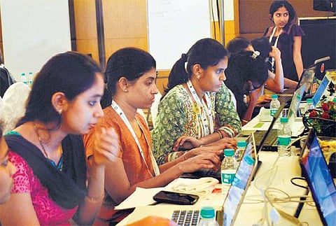 வாசகர் வாசல்: பெண் என்னும் பெரும் சக்தி!