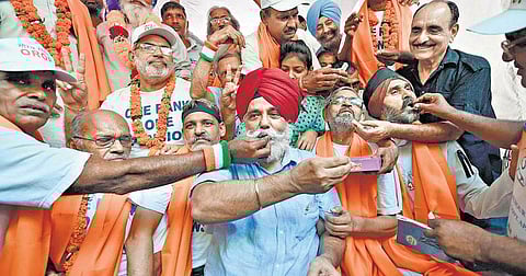 பிரதமர் நரேந்திர மோடியின் உறுதிமொழியை ஏற்று உண்ணாவிரத போராட்டம் வாபஸ்: முன்னாள் ராணுவ வீரர்கள் அறிவிப்பு