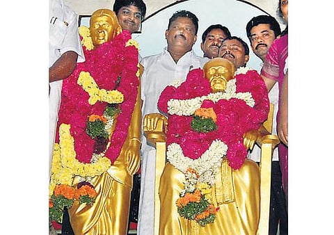 கருணாநிதியின் பெற்றோர் சிலைகளை அகற்ற முடிவு: தடை கோரிய மனு உயர் நீதிமன்றத்தில் தள்ளுபடி