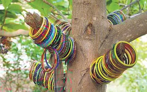 செல்லம்பட்டி மருத்துவமனையில் மரங்களுக்கு வளையல் போடும் மக்கள்: குழந்தை நல்லபடியாக பிறக்கும் என்று நம்பிக்கை