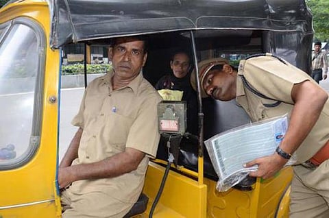 ஆட்டோவில் அதிக கட்டணம்: புகாருக்கு புதிய ஹெல்ப்லைனை அறிவித்தது தமிழக அரசு