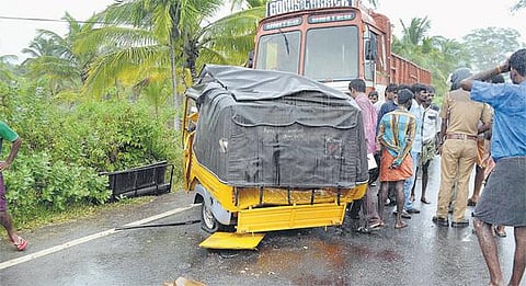 செங்கோட்டை அருகே ஆட்டோ - லாரி மோதி 6 பேர் பலி: திட்டமிட்ட கொலையா என போலீஸ் விசாரணை