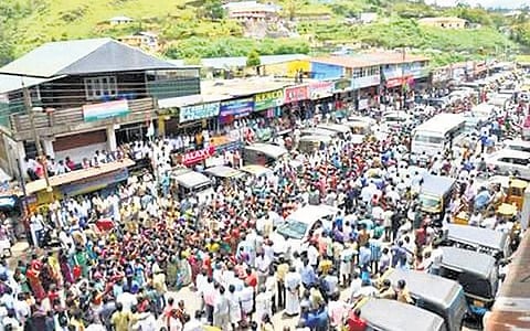 போனஸ் பேச்சுவார்த்தைகள் தொடர் தோல்வி: மூணாறு தேயிலைத் தோட்டத் தொழிலாளர்கள் போராட்டம் வலுக்கிறது - தொழிலாளர்களில் பெரும் பகுதியினர் தமிழர்கள்