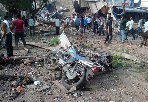 மத்தியப் பிரதேசத்தில் காஸ் சிலிண்டர் வெடித்து பயங்கர விபத்து: கட்டிடம் இடிந்து 89 பேர் பரிதாப பலி - வெடிபொருட்களும் வெடித்ததால் 2 கட்டிடங்கள் தரைமட்டம்; நூற்றுக்கும் மேற்பட்டோர் படுகாயம்