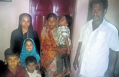 குவைத்தில் டிரைவர் வேலைக்கு சென்ற தமிழக இளைஞர்கள் ஒட்டகம் மேய்க்கும் பரிதாபம்: வாட்ஸ்அப் மூலம் பரவிய அதிர்ச்சி வீடியோ