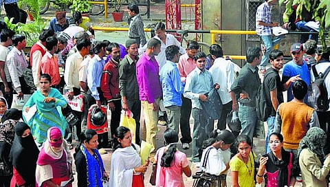 உ.பி.யில் வேலையில்லாக் கொடுமை: பியூன் வேலைக்கான 368 காலியிடங்களுக்கு 23 லட்சம் விண்ணப்பங்கள்